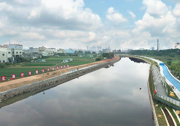 “全河段、全流域、全天候、生態(tài)修復”治理原則<br />
<br />
按照“控源截污→內源清淤→補水活源(生態(tài)補水)→堤防整治→生態(tài)修復”的總體思路。