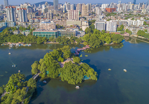 60天從劣V類提升到IV類水<br />
<br />
東山湖公園是廣州市四大生態(tài)調(diào)蓄湖之一，項目自2017年9月開始實施，采用“截污控源+原位生態(tài)修復(fù)+一體化設(shè)備應(yīng)急處理”等綜合技術(shù)手段，60天從劣V類提升到IV類水。2019年項目順利驗收，現(xiàn)已進(jìn)入運(yùn)維期，水質(zhì)穩(wěn)定達(dá)到地表IV類水標(biāo)準(zhǔn)。