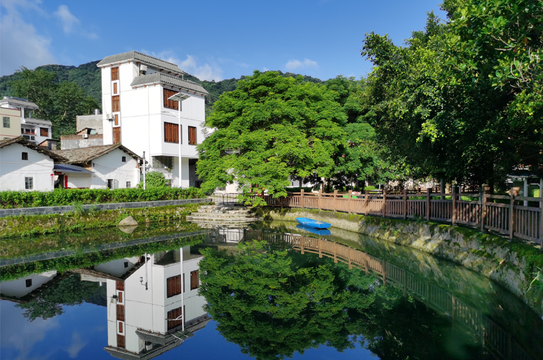 從化南平村是“中國美麗休閑鄉(xiāng)村”，水塘生態(tài)修復(fù)示范項目，通過小微水體整治工程，優(yōu)化農(nóng)村人居環(huán)境，擦亮農(nóng)村“顏值”，打造區(qū)域鄉(xiāng)村水塘治理的典范。